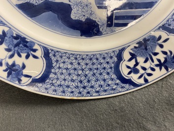 Une paire de plats en porcelaine de Chine en bleu et blanc, marque de Chenghua, Kangxi